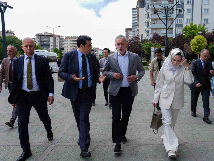 Hacıosmanoğlu’dan D.t. Şehitkamil Sahnesi’ne Tam Not