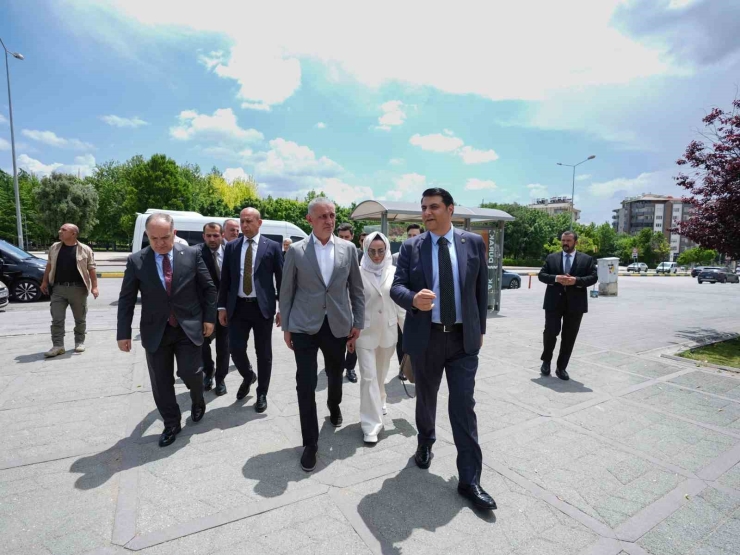 Hacıosmanoğlu’dan D.t. Şehitkamil Sahnesi’ne Tam Not
