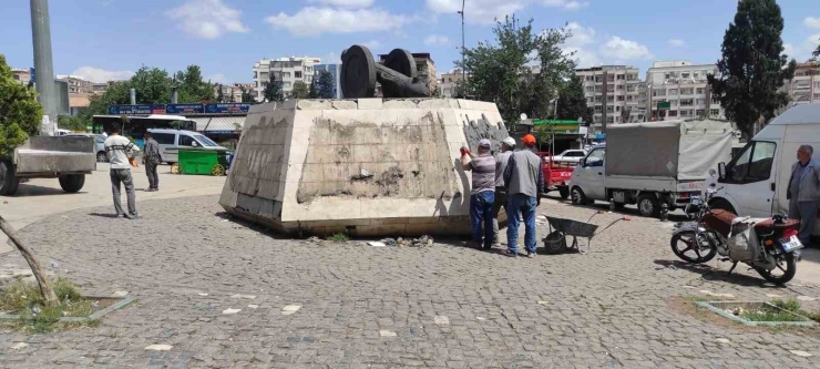 Topçu Meydanı’nın Simgesi 12’ler Anıtı Yenileniyor