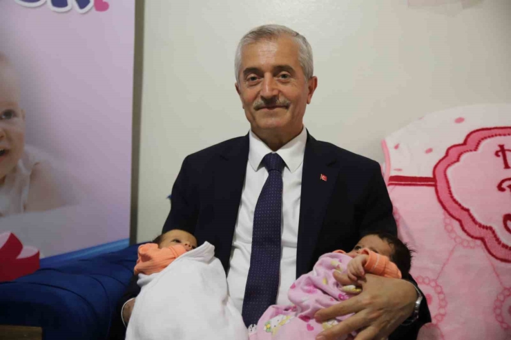 Şahinbey Belediyesi’nden İkiz Bebek Sahibi Aileye Destek
