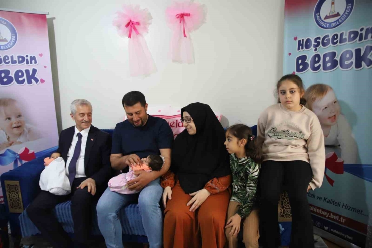 Şahinbey Belediyesi’nden İkiz Bebek Sahibi Aileye Destek