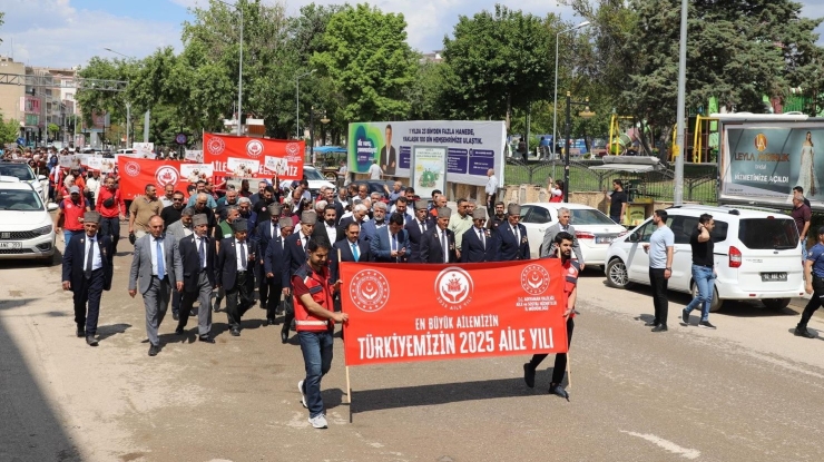 Adıyaman’da Yüzlerce Kişi ’aile’ İçin Yürüdü
