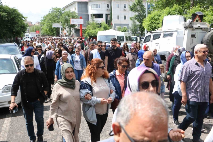 Diyarbakır’da ’uluslararası Aile Günü’nde Kortej Yürüyüşü Gerçekleştirildi