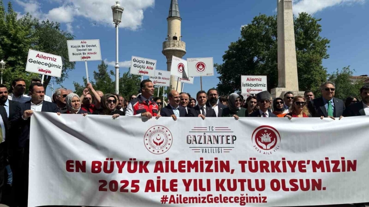 Gaziantep’te ’aile Yılı’ Kapsamında Kortej Yürüyüşü Düzenlendi