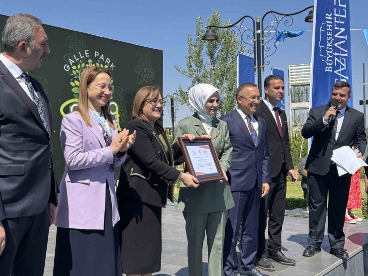 Bakan Göktaş’tan Türkiye’nin İlk Hem Erişilebilir Hem De Aile Dostu Ünvanını Taşıyan Parkına Belge