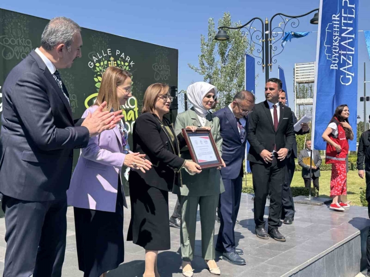 Bakan Göktaş’tan Türkiye’nin İlk Hem Erişilebilir Hem De Aile Dostu Ünvanını Taşıyan Parkına Belge