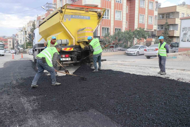 Haliliye’de Yollar Sıcak Asfaltla Yenileniyor