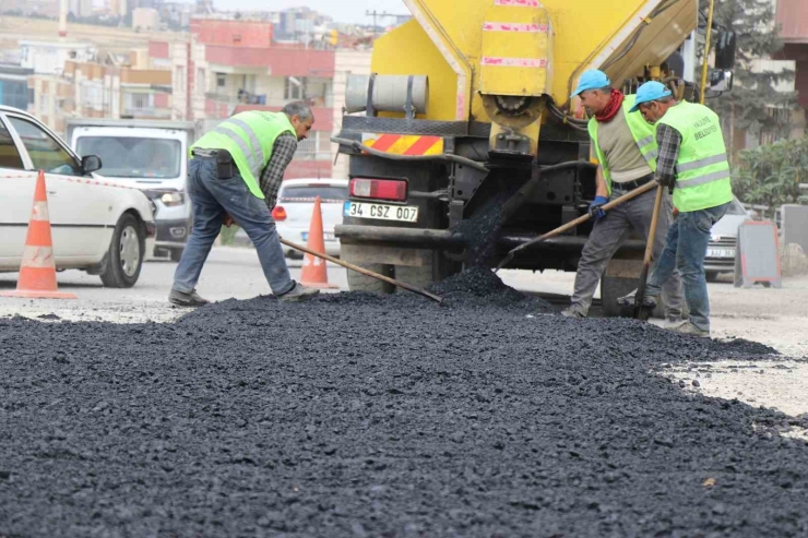 Haliliye’de Yollar Sıcak Asfaltla Yenileniyor