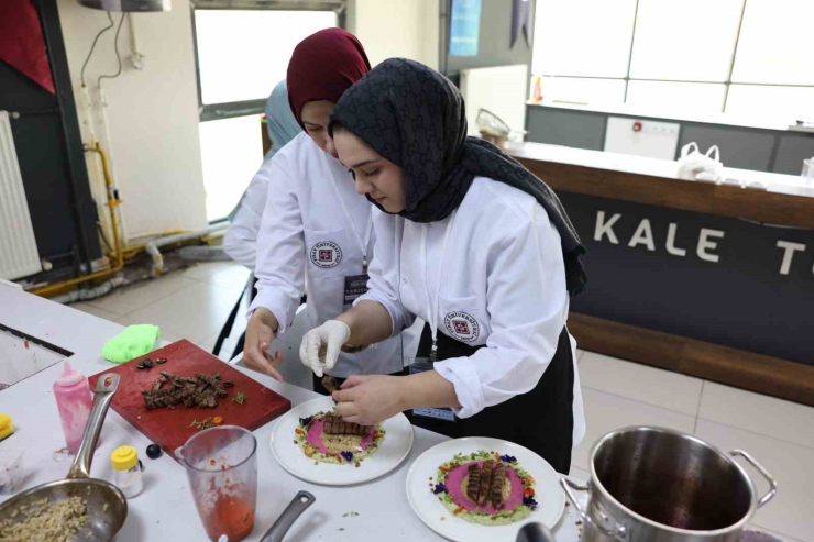 Gastronomi Öğrencileri Lezzet Yarışında Hünerlerini Sergiledi