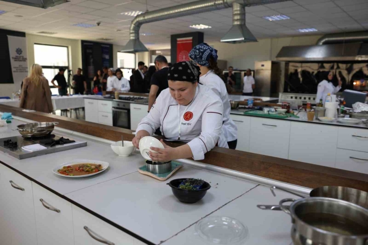 Gastronomi Öğrencileri Lezzet Yarışında Hünerlerini Sergiledi