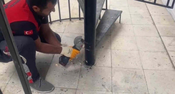 Şanlıurfa’da Demir Boruya Sıkışan Kırlangıç Kurtarıldı