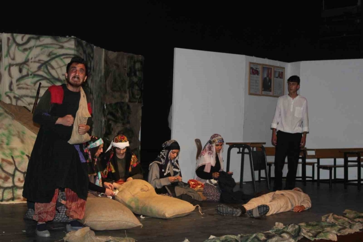 Yer Ayrı Ruh Aynı Tiyatro Gösterisi Büyük Beğeni Topladı