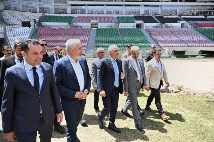 Vali Zorluoğlu, Diyarbakır Atatürk Stadyumundaki Çalışmaları Yerinde İnceledi
