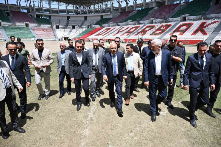 Vali Zorluoğlu, Diyarbakır Atatürk Stadyumundaki Çalışmaları Yerinde İnceledi