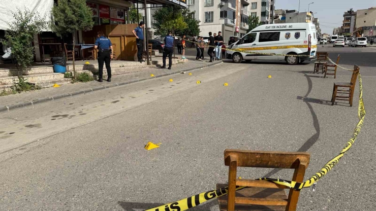 Kıraathanenin Önünde Oturan Gence Kanlı İnfaz