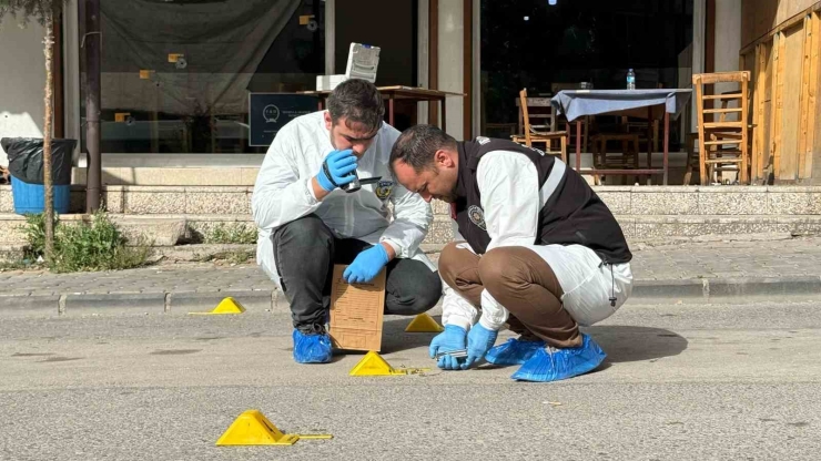 Kıraathanenin Önünde Oturan Gence Kanlı İnfaz