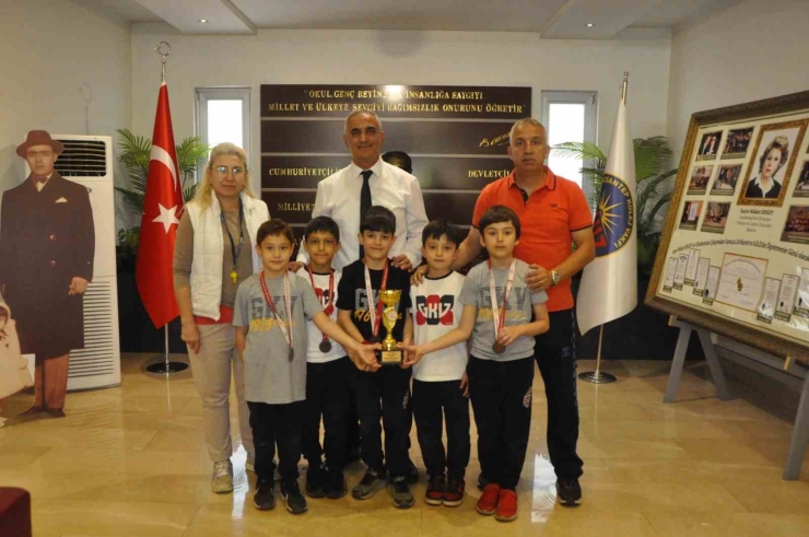 Gkv’nin Altın Kulaçları Şampiyonluk Madalya Ve Kupalarını Kaptırmadı