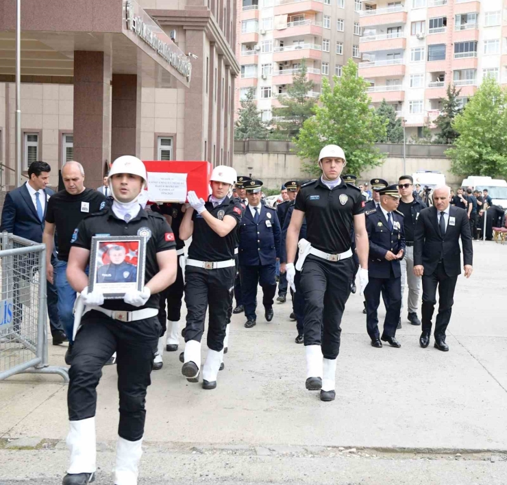 Diyarbakır’da Hayatını Kaybeden Emniyet Müdürü Memleketine Uğurlandı