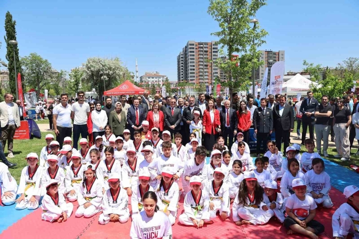 Gaziantep Büyükşehirin Destekleriyle 200 Öğretmenden Ata’ya Zeybekli Saygı Duruşu