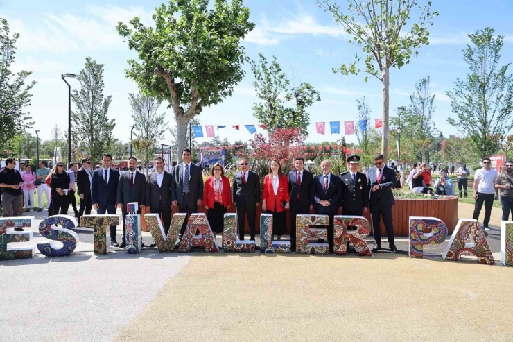 Gaziantep Büyükşehirin Destekleriyle 200 Öğretmenden Ata’ya Zeybekli Saygı Duruşu