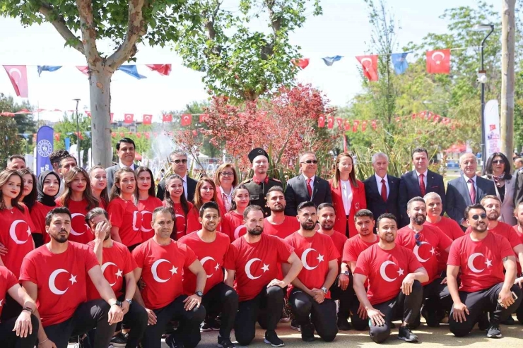 Gaziantep Büyükşehirin Destekleriyle 200 Öğretmenden Ata’ya Zeybekli Saygı Duruşu