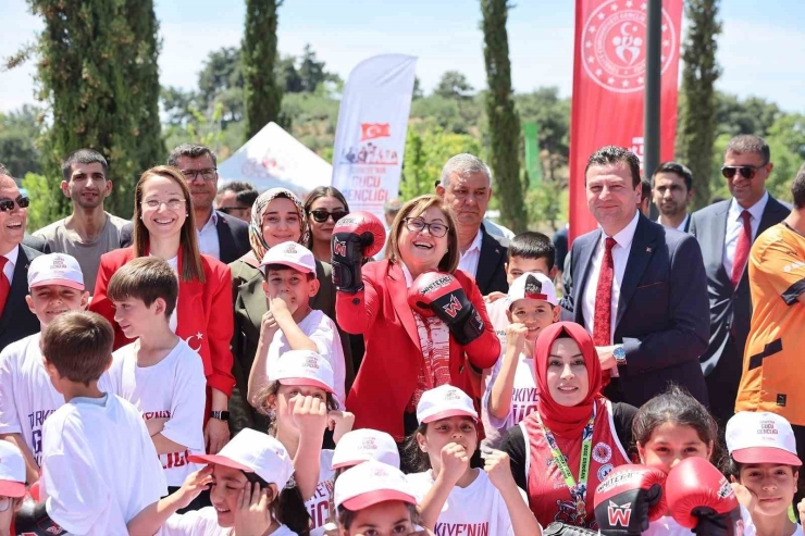 Gaziantep Büyükşehirin Destekleriyle 200 Öğretmenden Ata’ya Zeybekli Saygı Duruşu