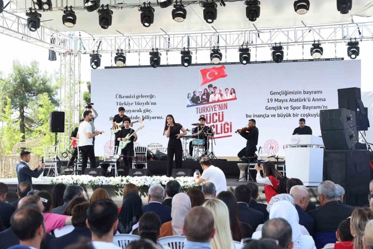 Gaziantep Büyükşehirin Destekleriyle 200 Öğretmenden Ata’ya Zeybekli Saygı Duruşu