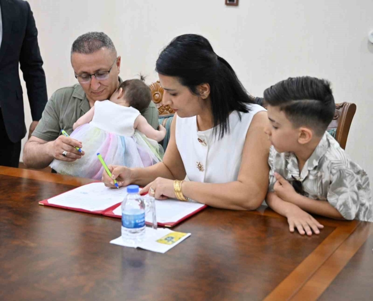 Diyarbakır’da Bir Kız Çocuğu İmza Töreniyle Koruyucu Ailesine Teslim Edildi