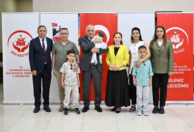 Diyarbakır’da Bir Kız Çocuğu İmza Töreniyle Koruyucu Ailesine Teslim Edildi