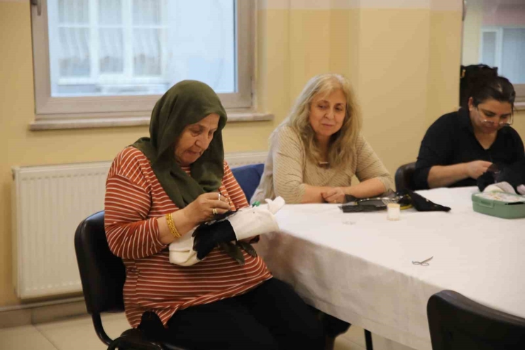 83 Yaşındaki Yüksel Teyze Enerjisiyle Gençlere Taş Çıkartıyor