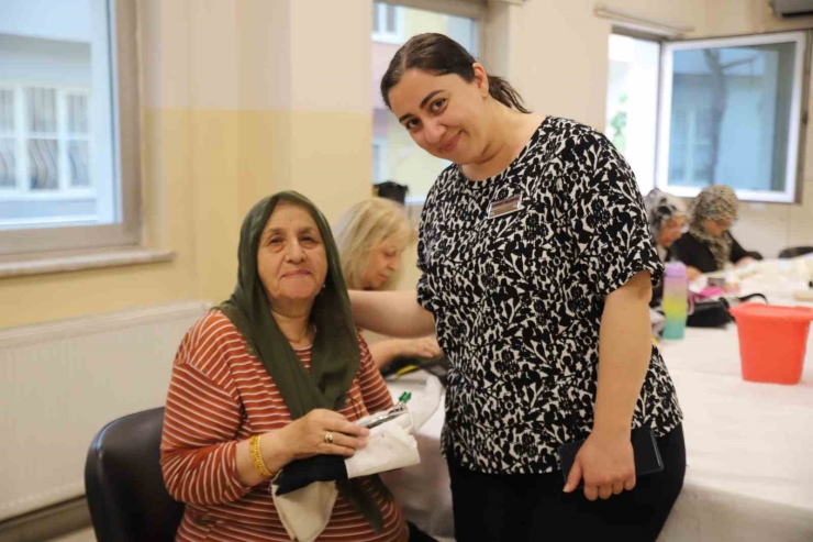 83 Yaşındaki Yüksel Teyze Enerjisiyle Gençlere Taş Çıkartıyor