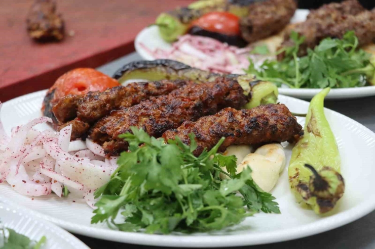 Şanlıurfa’da Sebzeler Hem Sofraya Hem De Ekonomiye Katkı Sağlıyor