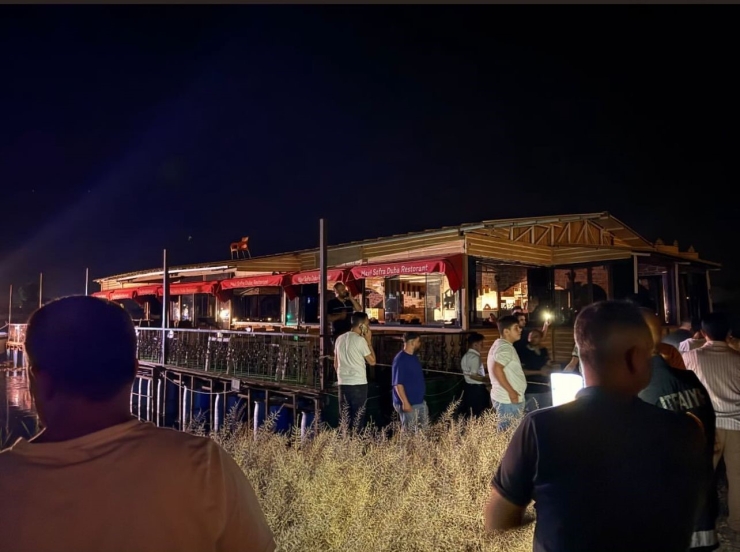 Şanlıurfa’da Halatları Kopan Duba Restoran Müşterilerle Birlikte Fırat Nehri’nde Sürüklendi