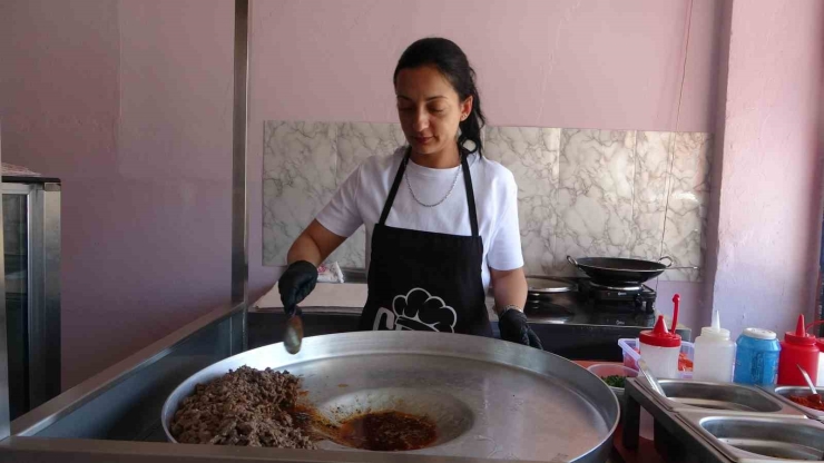 Malatya’nın Tek Kadın Tantuni Ustası Azmiyle Takdir Topluyor