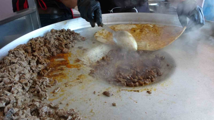 Malatya’nın Tek Kadın Tantuni Ustası Azmiyle Takdir Topluyor
