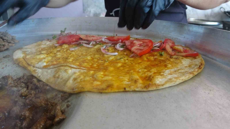 Malatya’nın Tek Kadın Tantuni Ustası Azmiyle Takdir Topluyor
