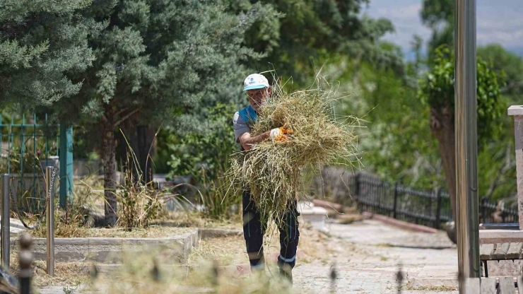 Battalgazi Belediyesi’nden Mezarlıklarda Bayram Temizliği