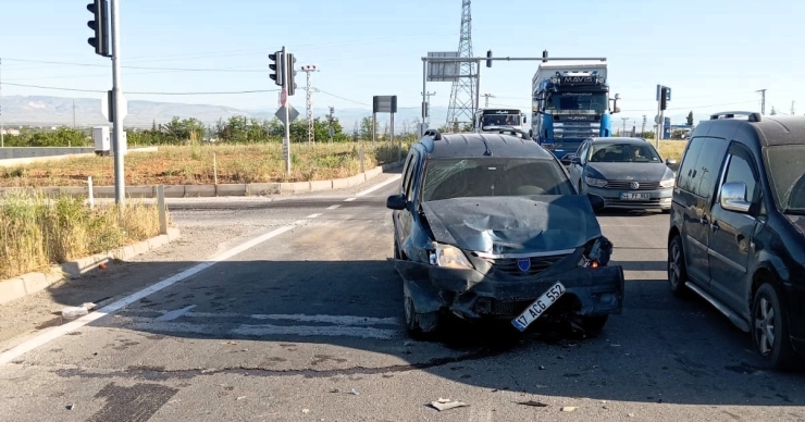 Malatya’da Işık İhlali Nedeniyle Meydana Gelen Kazada 3 Kişi Yaralandı