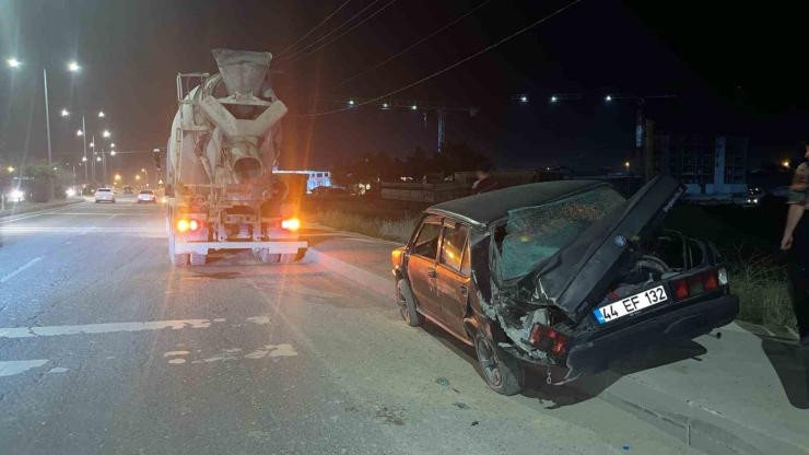 Mikser Otomobile Çarptı, 1 Yaralı