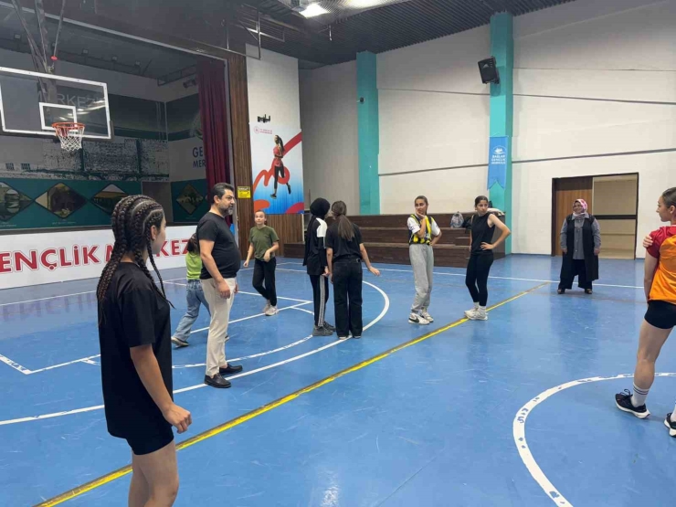 Birçok İlden Büyük Bağlar İlçesinin Sorunları Yerinde Dinlenip Çalışmalar Yapılıyor