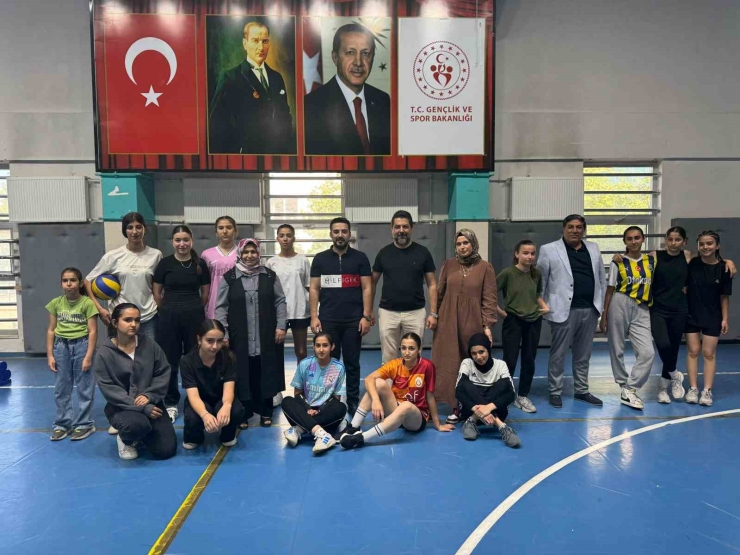 Birçok İlden Büyük Bağlar İlçesinin Sorunları Yerinde Dinlenip Çalışmalar Yapılıyor