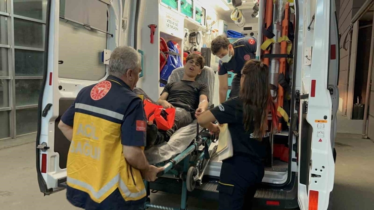 Motosikletten Düşen Genç Yaralandı