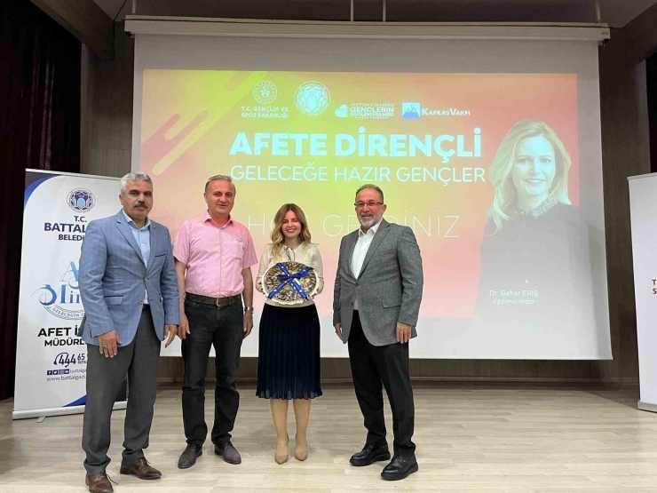 Gençler Afetlere Karşı Bilinçlendirildi