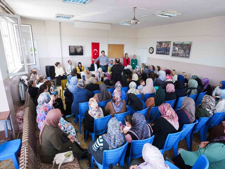 Yılmaz, Başarılı Kursiyerlere Sertifikalarını Takdim Etti