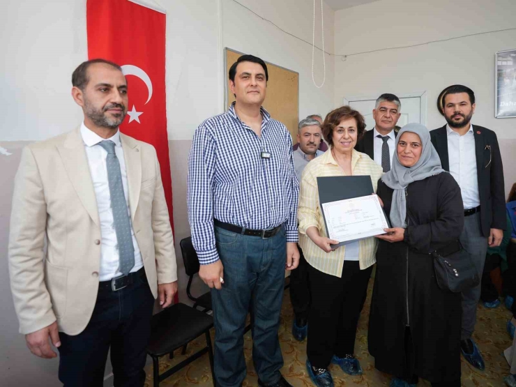Yılmaz, Başarılı Kursiyerlere Sertifikalarını Takdim Etti