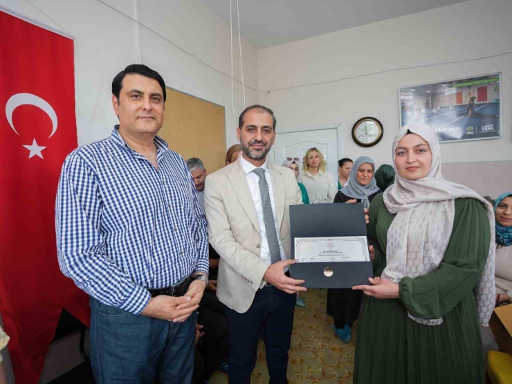 Yılmaz, Başarılı Kursiyerlere Sertifikalarını Takdim Etti