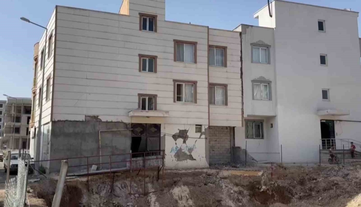 Mahsur Kalan Yaşlı Adamı Polisler Sırtında Taşıdı