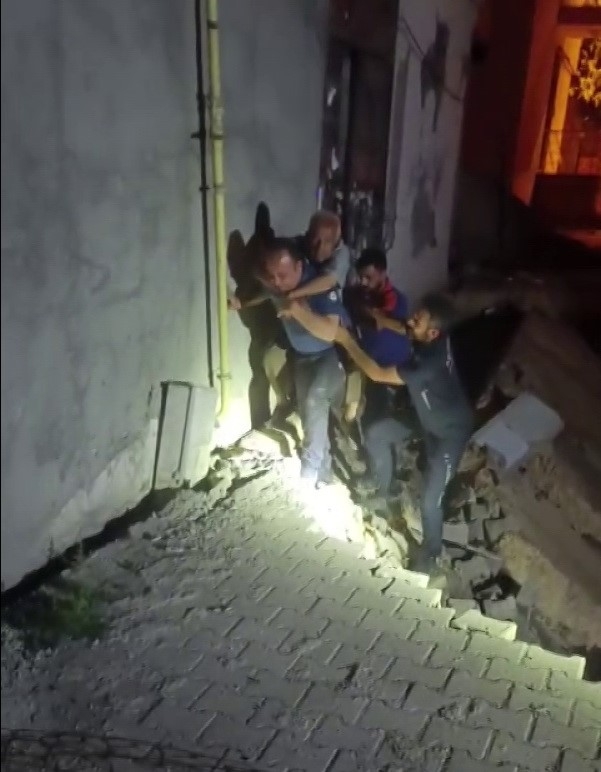 Mahsur Kalan Yaşlı Adamı Polisler Sırtında Taşıdı