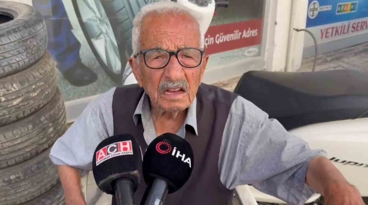 Mahsur Kalan Yaşlı Adamı Polisler Sırtında Taşıdı