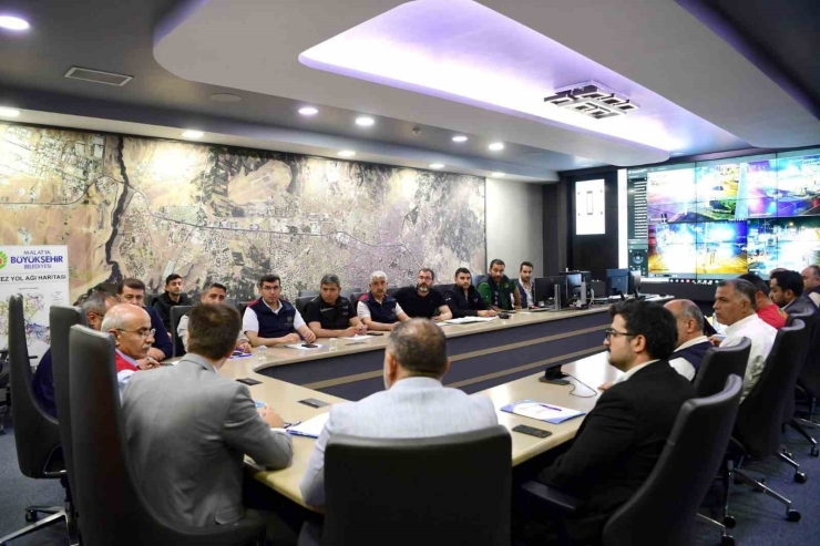 Başkan Er: "büyükşehir Belediyesi Olarak Yağmurun İlk Anından İtibaren Tüm Ekiplerimizle Sahadaydık"
